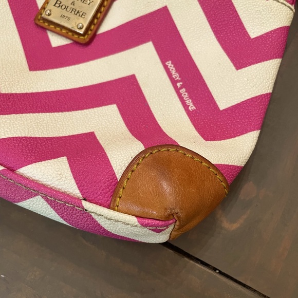 Dooney & Burke pink chevron crossbody - Picture 3 of 4
